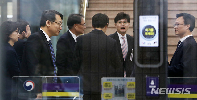 [과천=뉴시스]박주성 기자 = 조상준 대검 형사부장과 노정연 대검 공판송무부장, 박찬호 대검 공안부장, 한동훈 대검 반부패강력부장을 비롯한 전보된 검사들이 10일 오후 추미애 법무부 장관에게 보직 변경 관련 신고를 마치고 경기 과천시 정부과천청사 법무부 현관에서 이야기를 나누고 있다. 2020.01.10.&nbsp; park7691@newsis.com