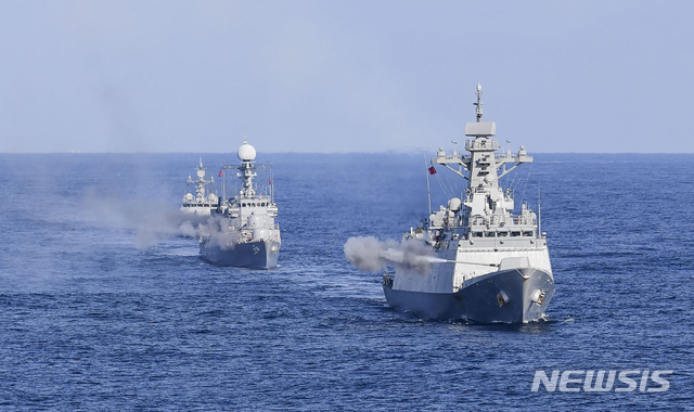 [서울=뉴시스]10일 동해에서 진행된 새해 첫 해상기동훈련에서 해군 1함대사령부 호위함 강원함을 비롯한 함정들이 해상사격훈련을 하고 있다. (사진=해군 페이스북) 2020.01.10. photo@newsis.com