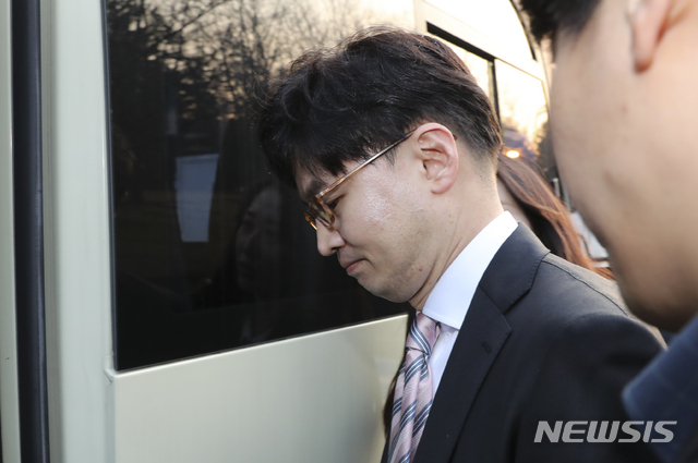 [과천=뉴시스] 최진석 기자 = 한동훈 대검 반부패·강력부장이 10일 오후 경기 과천 법무부청사에서 보직변경 신고를 마친 뒤 차량으로 이동하고 있다. 2020.01.10.&nbsp; myjs@neswis.com