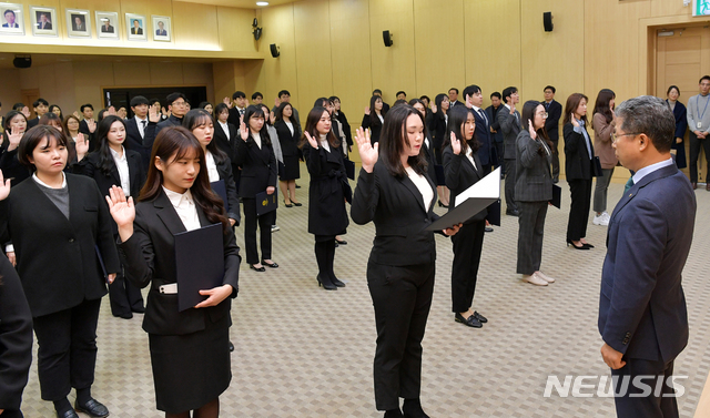 [광주=뉴시스]변재훈 기자 = 광주 서구는 10일 서구청 2층 대회의실에서 신규공직자 106명에게 임용장을 수여했다. (사진=광주 서구 제공) 2020.01.10. photo@newsis.com