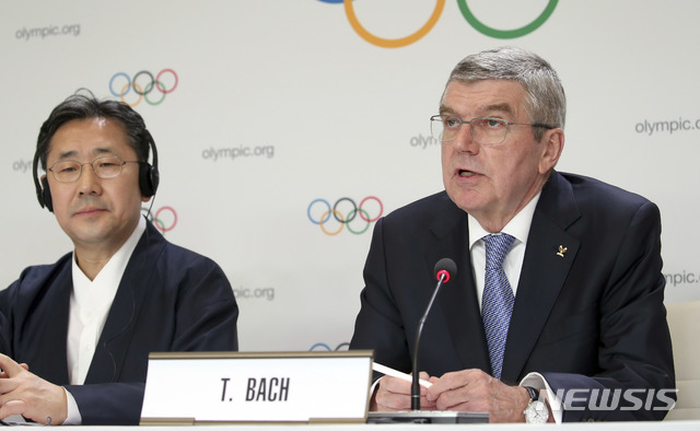 [서울=뉴시스] 고범준 기자 = 10일 제135회 국제올림픽위원회(IOC) 총회가 열린 스위스 로잔 스위스 테크 컨벤션 센터(STCC)에서 토마스 바흐 위원장이 기자회견을 하고 있다. (사진=문화체육관광부 제공) 2020.01.10.&nbsp; photo@newsis.com 