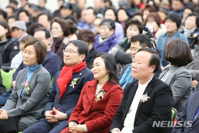 자유한국당 김재원(오른쪽) 정책위의장이 의정보고회에 앞서 활동영상을 보고 있다 (사진=백승주 의원실 제공)