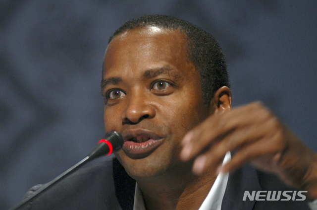 [하이데라바드(인도)=AP/뉴시스] 직원들과의 불륜 의혹으로 비난 받아온 구글 모회사인 알파벳의 최고법무책임자(CLO) 데이비드 드러먼드(사진)가 이달 말 사퇴한다. 사진은 2009년 12월 인도 하이데라바드에서 열린 포럼에 참석한 드러먼드의 모습. 2020.1.11.