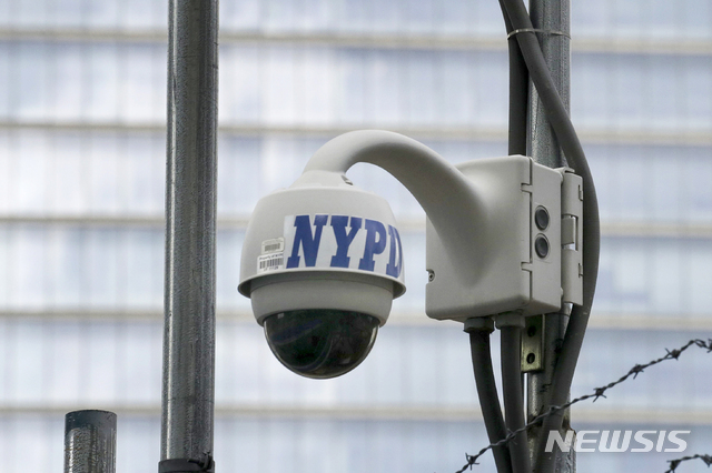 [뉴욕=AP/뉴시스]2013년 2월25일(현지시간) 미국 뉴욕의 내셔널 셉템버 11 메모리얼&뮤지엄에 설치된 뉴욕경찰(NYPD) 감시 카메라의 모습. 2020.03.28.  