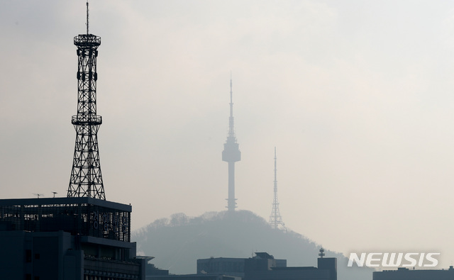 [서울=뉴시스] 이영환 기자 = 서울과 수도권의 초미세먼지 농도가 나쁨 상태를 보이고 있는 지난 11일 오전 서울 종로구 서울시교육청에서 바라본 N서울타워 일대가 뿌옇다. 2020.01.11.&nbsp;&nbsp; 20hwan@newsis.com