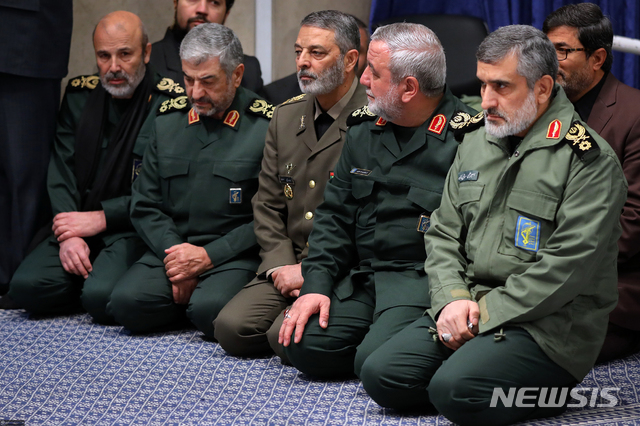 [테헤란=이란 최고지도자실·AP/뉴시스]아미르 알리 하지자데 이란 혁명수비대(IRGC) 대공부대 사령관(오른쪽 끝)이 지난 9일 테헤란에서 열린 가셈 솔레이마니 쿠드스 군 사령관 추모식에 참석하고 있다. 사진은 이란 최고지도자실에서 제공한 것이다.  하지자데 사령관은 11일(현지시간) 국영TV를 통해 지난 8일 우크라이나 여객기 오인 격추을 인정하면서, 격추 소식을 들은 직후 심경에 대해 "내가 죽었으면 했다"고 밝혔다. 2020.01.12 