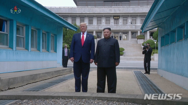 [서울=뉴시스] = 북한 조선중앙TV가 11일 '자주의 기치, 자력부강의 진로 따라 전진해온 승리의 해'라는 새 기록영화를 방영했다. 캡쳐된 화면은 지난해 6월 30일 판문점에서 만난 김정은 국방위원장과 도널드 트럼프 미국 대통령의 모습. (사진=조선중앙TV 캡쳐) 2020.01.11.  photo@newsis.com *재판매 및 DB 금지