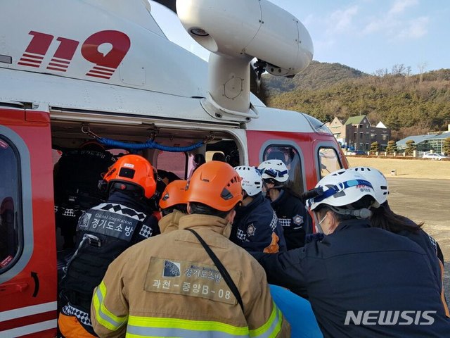 [과천=뉴시스] 12일 오후 2시15분께 경기 과천시 중앙동 관악산 쉼터 근처에서 호흡곤란을 일으킨 50대 등산객을 헬기로 이송하고 있다. 2020.1.12 (사진=경기소방재난본부 제공)photo@newsis.com