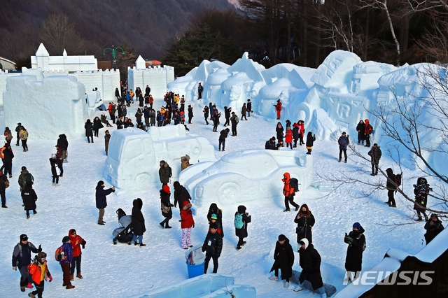 [태백=뉴시스] 김경목 기자 = 관광객과 등산객들이 12일 오후 강원 태백당골광장에서 열리고 있는 제27회 태백산 눈축제 눈조각 작품을 감상하고 사진을 찍으며 즐거운 휴일을 보내고 있다. (사진=태백시청 제공) 2020.01.12. photo＠newsis.com