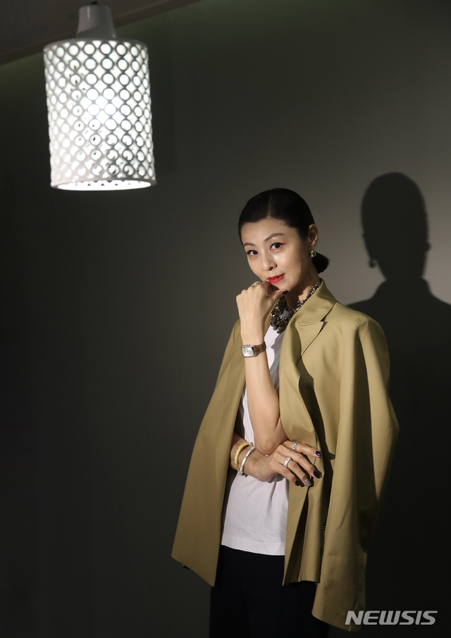 [서울=뉴시스] 조수정 기자 = 배우 전혜진이 8일 서울 강남구 다이아만티노에서 뉴시스와 인터뷰 하고 있다. 2020.01.12. chocrystal@newsis.com