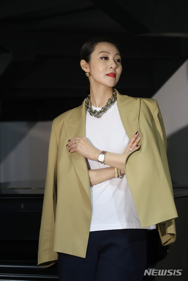 [서울=뉴시스] 조수정 기자 = 배우 전혜진이 8일 서울 강남구 다이아만티노에서 뉴시스와 인터뷰 하고 있다. 2020.01.12. chocrystal@newsis.com