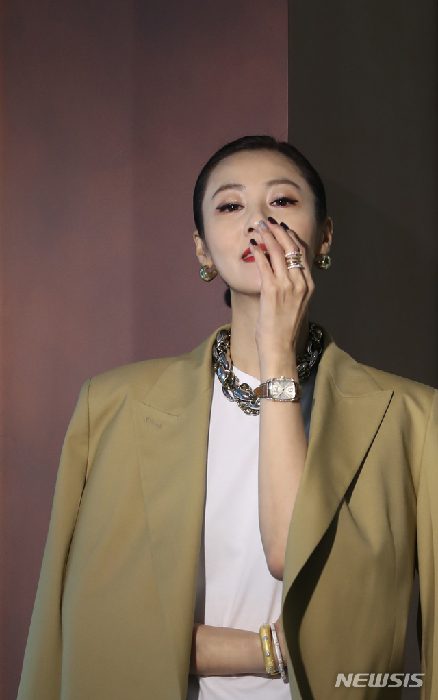 [서울=뉴시스] 조수정 기자 = 배우 전혜진이 8일 서울 강남구 다이아만티노에서 뉴시스와 인터뷰 하고 있다. 2020.01.12. chocrystal@newsis.com