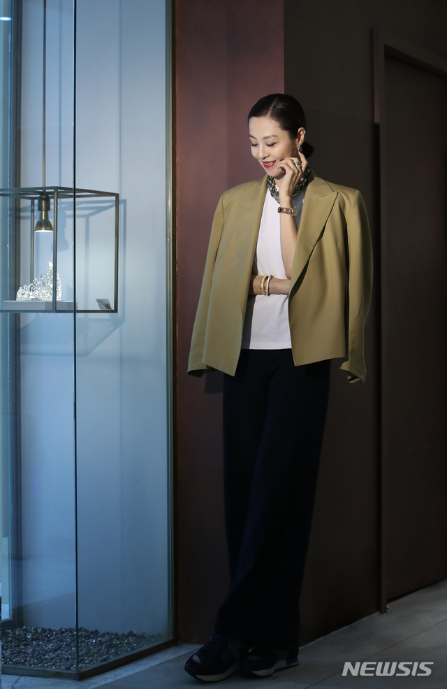 [서울=뉴시스] 조수정 기자 = 배우 전혜진이 8일 서울 강남구 다이아만티노에서 뉴시스와 인터뷰 하고 있다. 2020.01.12. chocrystal@newsis.com