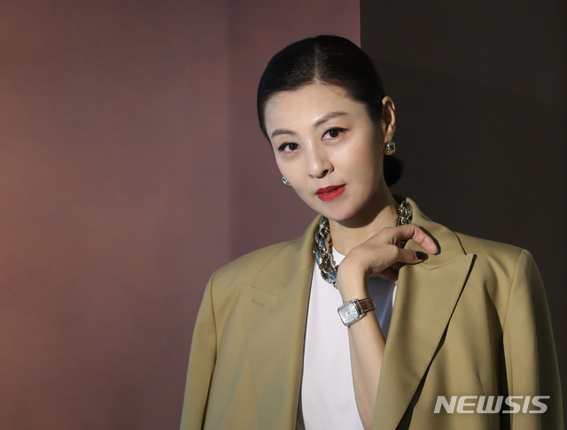 [서울=뉴시스] 조수정 기자 = 배우 전혜진이 8일 서울 강남구 다이아만티노에서 뉴시스와 인터뷰 하고 있다. 2020.01.12. chocrystal@newsis.com