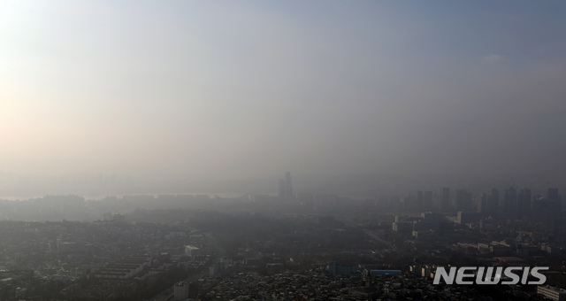 [서울=뉴시스]이윤청 기자 = 초미세먼지 농도가 나쁨 상태를 보인 지난 12일 오전 서울 용산구 남산공원 N서울타워에서 도심이 뿌옇게 보이고 있다. 2020.01.12. radiohead@newsis.com