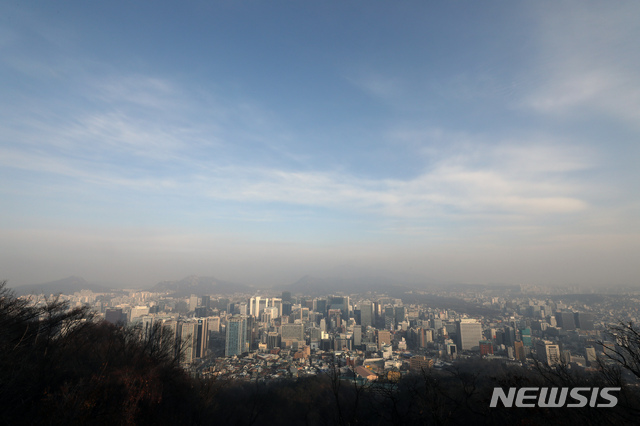 [서울=뉴시스]이윤청 기자 = 서울 용산구 남산공원 N서울타워에서 도심이 뿌옇게 보이고 있다. 2020.01.12. radiohead@newsis.com