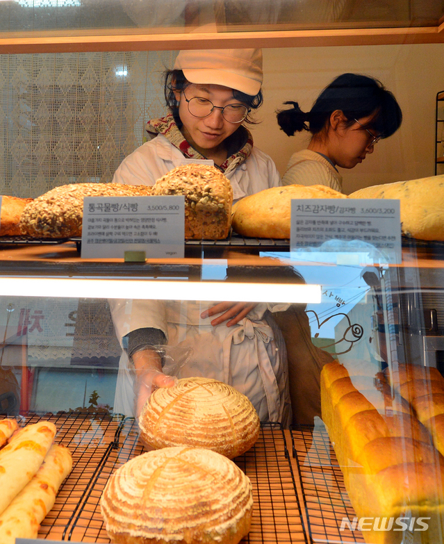 [광주=뉴시스]변재훈 기자 = 광주 광산구에 빵집을 열고 우리밀로 만든 건강한 빵을 판매하며 지식 보금자리를 가꾸고 있는 대구청년 (사진 왼쪽부터) 서수민씨와 장미주씨. 2020.01.12. wisdom21@newsis.com