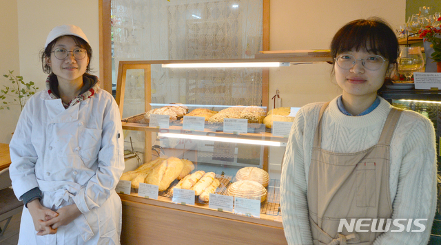 [광주=뉴시스]변재훈 기자 = 광주 광산구에 빵집을 열고 우리밀로 만든 건강한 빵을 판매하며 지식 보금자리를 가꾸고 있는 대구청년 (사진 왼쪽부터) 서수민씨와 장미주씨. 2020.01.12.wisdom21@newsis.com