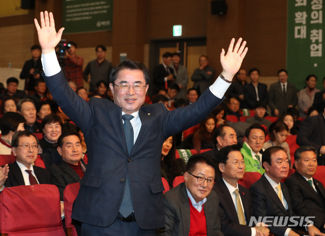 [서울=뉴시스]김명원 기자 = 대안신당 중앙당 창당대회가 12일 오후 서울 여의도 국회 의원회관에서 열린 가운데 신임 대표로 선출된 최경환 신임 대안신당 대표가 손들어 인사하고 있다. 2020.01.12. kmx1105@newsis.com