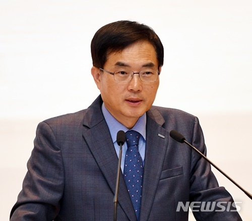[세종=뉴시스] 조용만 조폐공사 사장은 13일 정부세종청사에서 기자간담회를 갖고 지난해 매출액이 5246억원(잠정)으로 전년보다 400억원(9.1%) 이상 늘었다고 밝혔다.(사진=한국조폐공사)