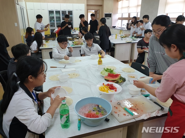 [안동=뉴시스] 순회강사제로 진행되고 있는 청송 안덕중의 요리 프로그램. (사진=경북교육청 제공) 2020.01.13