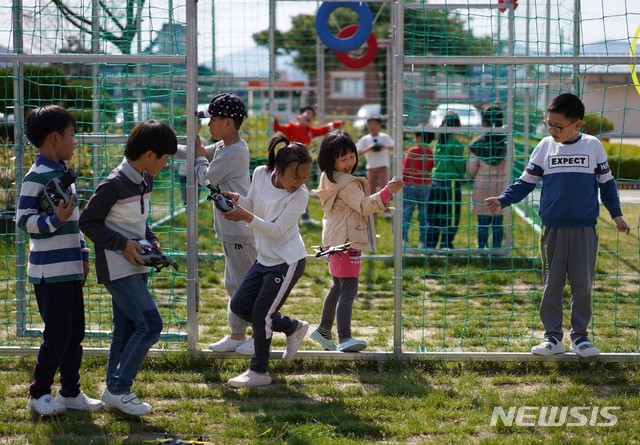 [안동=뉴시스] 방과후학교 순회강사제로 운영되고 있는 청도 각남초 드론교육 프로그램. (사진=경북교육청 제공) 2020.01.13