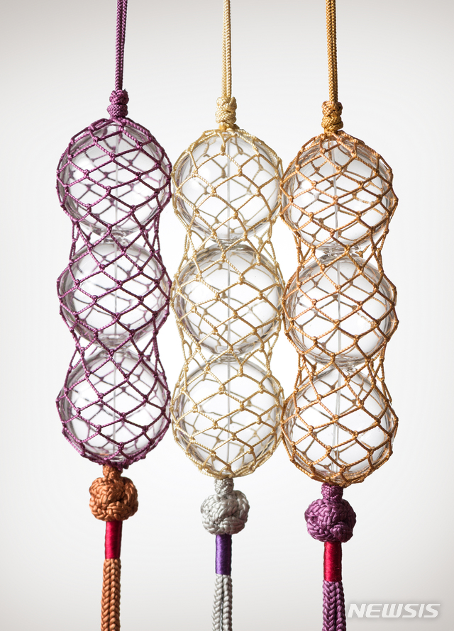 [서울=뉴시스] 국가무형문화재 제22호 매듭장 전수교육조교 박선경·섬유작가 신예선의 매쉬 목걸이 세트.(사진=문화재청 제공) 2020.1.13 photo@newsis.com