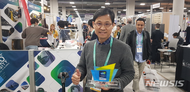 [안동=뉴시스] 미국 라스베가스에서 열린 CES 2020에 마련된 대구경북 공동관의 한 기업체 대표가 엄지손가락을 내밀며 자신감을 보이고 있다. (사진=경북도 제공) 2020.01.13