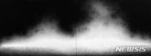 [서울=뉴시스]저 너머 BEYOND THERE, 150×400(cm), Charcoal on Canvas, 2016. 사진=갤러리그림손 제공. 2020.1.13.hyun@newsis.com