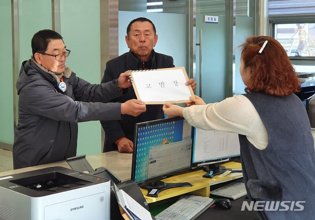  [군위=뉴시스] 김진호 기자 = 13일 김화섭(가운데) 군위군통합신공항추진위원회 공동위원장이 김주수 의성군수를 주민투표법 위반 혐의로 경북경찰청에 고발장을 접수하고 있다. (사진=군위군통합신공항추진위 제공) 2020.01.13 photo@newsis.com