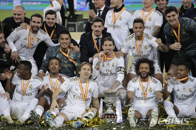 [제다(사우디)=AP/뉴시스]레알 마드리드 선수들이 12일(현지시간) 사우디아라비아 제다의 킹 압둘라 스포츠시티 스타디움에서 막을 내린 2019-20 스페인 슈퍼컵(수페르코파 데 에스파냐)에서 아틀레티코 마드리드를 꺾고 우승을 차지한 후 기념촬영을 하고 있다. 레알 마드리드는 연장 0-0 무승부 끝에 승부차기에서 4-1로 이겨 통산 11번째 우승을 차지했다. 2020.01.13.