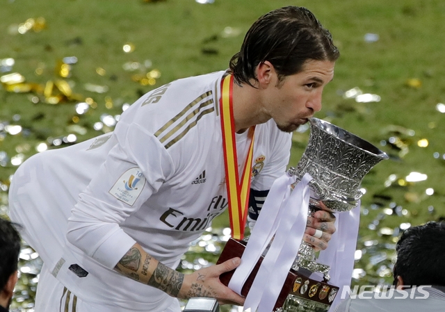 [제다(사우디)=AP/뉴시스]세르히오 라모스(레알 마드리드)가 12일(현지시간) 사우디아라비아 제다의 킹 압둘라 스포츠시티 스타디움에서 막을 내린 2019-20 스페인 슈퍼컵(수페르코파 데 에스파냐)에서 아틀레티코 마드리드를 꺾고 우승을 차지한 후 우승컵에 입 맞추고 있다. 레알 마드리드는 연장 0-0 무승부 끝에 승부차기에서 4-1로 이겨 통산 11번째 우승을 차지했다. 2020.01.13.