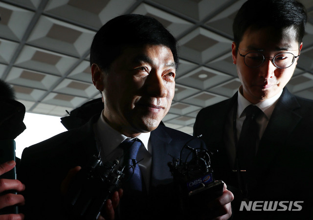 [서울=뉴시스]홍효식 기자 = 이성윤 신임 서울중앙지검장이 13일 오전 서울 서초구 서울중앙지검으로 출근하며 취재진의 질문을 받고 있다. 2020.01.13.&nbsp; yesphoto@newsis.com