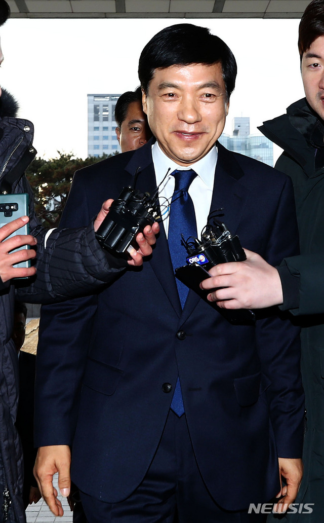 [서울=뉴시스]홍효식 기자 = 이성윤 신임 서울중앙지검장이 13일 오전 서울 서초구 서울중앙지검으로 출근하며 취재진의 질문을 받고 있다. 2020.01.13.&nbsp; yesphoto@newsis.com