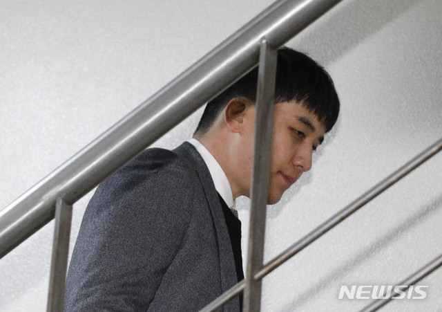 [서울=뉴시스] 박민석 기자 = 해외 투자자 성매매 알선 및 상습도박 등 혐의를 받는 가수 승리(본명 이승현)가 13일 오전 서울 서초구 서울중앙지방법원으로 성매매알선 등 행위의 처벌에 관한 법률 위반 및 상습도박, 외국환거래법 위반 등 혐의에 대한 구속 전 피의자심문(영장실질심사)을 받기 위해 출석하고 있다. 2020.01.13. mspark@newsis.com