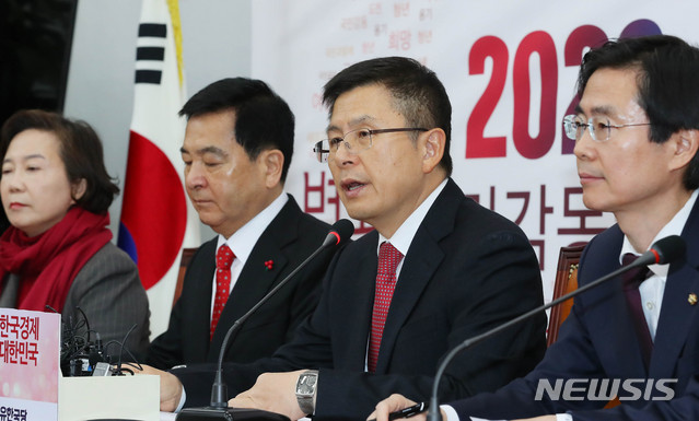 [서울=뉴시스] 장세영 기자 = 황교안(오른쪽 두번째) 자유한국당 대표가 13일 서울 여의도 국회에서 열린 자유한국당 최고위원회의에 참석해 현안관련 발언을 하고 있다. 2020.01.13.&nbsp; photothink@newsis.com