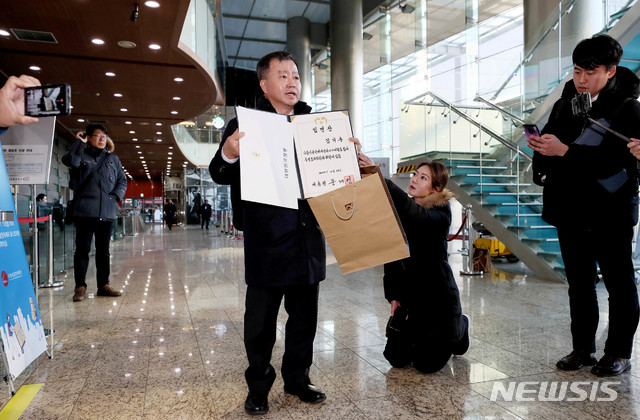 [서울=뉴시스]김병문 기자 = 자유한국당 추천으로 '가습기살균제 참사와 4·16 세월호 참사 특별조사위원회'(특조위) 비상임위원에 임명된 김기수 변호사가 13일 오전 서울 중구 포스트타워에서 사퇴서를 제출하기에 앞서 입장을 밝히고 있다. 2020.01.13.  dadazon@newsis.com