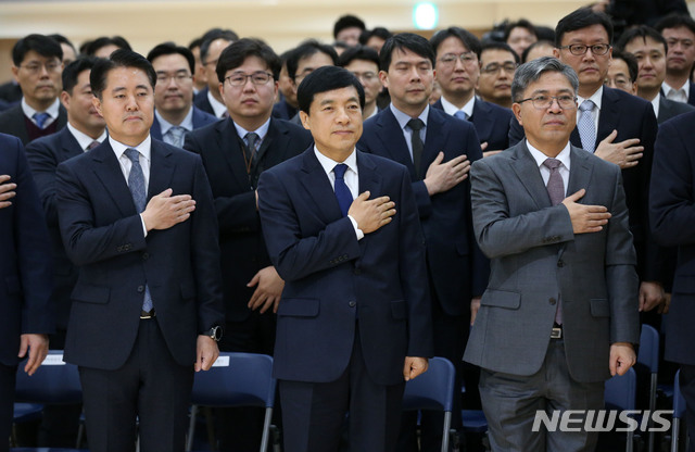 [서울=뉴시스]김선웅 기자 = 이성윤 신임 서울중앙지검장이 13일 오전 서울 서초구 서울중앙지검에서 열린 제61대 검사장 취임식에서 국민의례를 하고 있다. 2020.01.13. mangusta@newsis.com