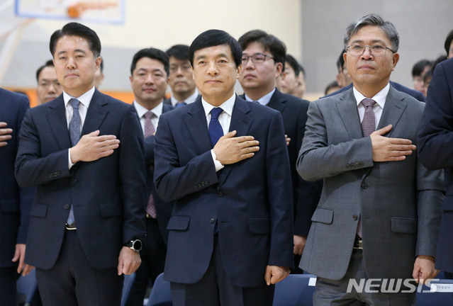 [서울=뉴시스]김선웅 기자 = 이성윤 신임 서울중앙지검장이 13일 오전 서울 서초구 서울중앙지검에서 열린 제61대 검사장 취임식에서 국민의례를 하고 있다. 2020.01.13.&nbsp; mangusta@newsis.com