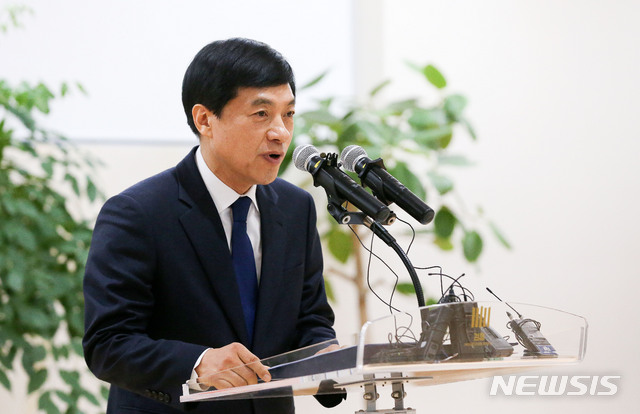 [서울=뉴시스]김선웅 기자 = 이성윤 신임 서울중앙지검장이 13일 오전 서울 서초구 서울중앙지검에서 열린 제61대 검사장 취임식에서 취임사를 하고 있다. 2020.01.13.&nbsp; mangusta@newsis.com