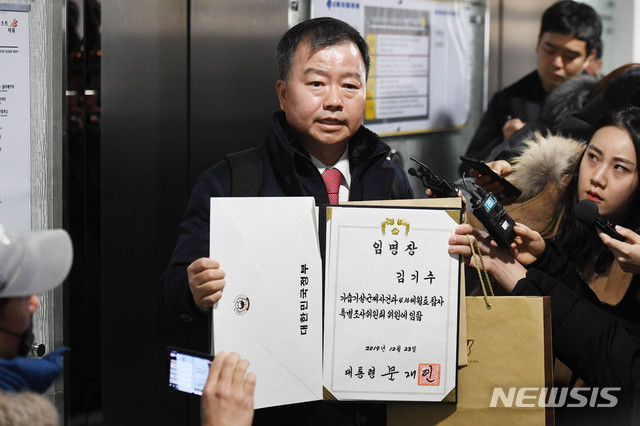 [서울=뉴시스]김병문 기자 = 자유한국당 추천으로 '가습기살균제 참사와 4·16 세월호 참사 특별조사위원회'(특조위) 비상임위원에 임명된 김기수 변호사가 13일 오전 서울 중구 포스트타워 특조위 운영지원과 앞에서 사퇴서를 제출하기에 앞서 입장을 밝히고 있다. 2020.01.13.  photo@newsis.com