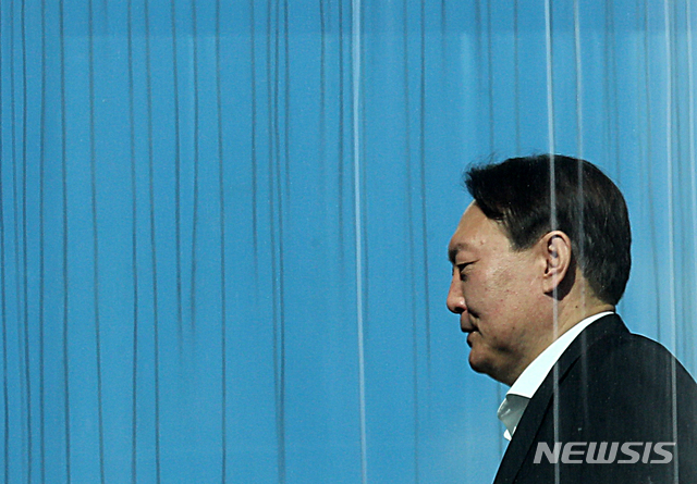 [서울=뉴시스]박주성 기자 = 윤석열 검찰총장이 13일 오전 서울 서초구 대검찰청 구내식당으로 점심식사를 위해 이동하고 있다. 2020.01.13.&nbsp; park7691@newsis.com