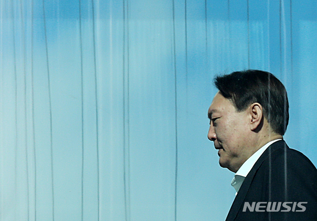 [서울=뉴시스]박주성 기자 = 윤석열 검찰총장이 13일 오전 서울 서초구 대검찰청 구내식당으로 점심식사를 위해 이동하고 있다. 2020.01.13.&nbsp; park7691@newsis.com