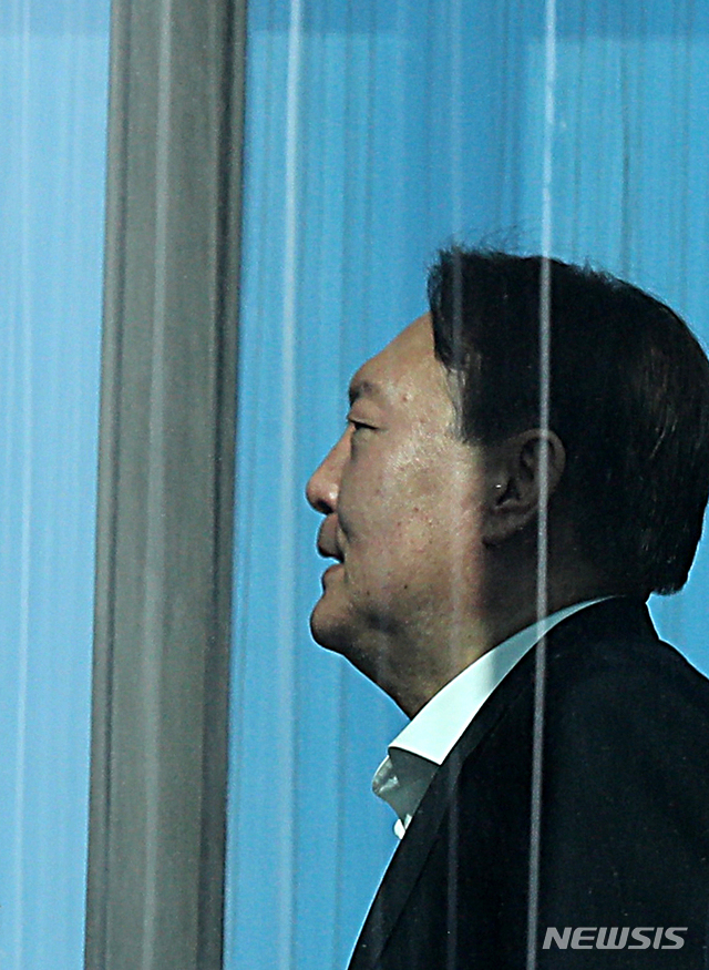 [서울=뉴시스]박주성 기자 = 윤석열 검찰총장이 13일 오전 서울 서초구 대검찰청 구내식당으로 점심식사를 위해 이동하고 있다. 2020.01.13.&nbsp; park7691@newsis.com