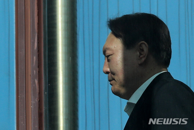 [서울=뉴시스]박주성 기자 = 윤석열 검찰총장이 13일 오전 서울 서초구 대검찰청 구내식당으로 점심식사를 위해 이동하고 있다. 2020.01.13.&nbsp; park7691@newsis.com