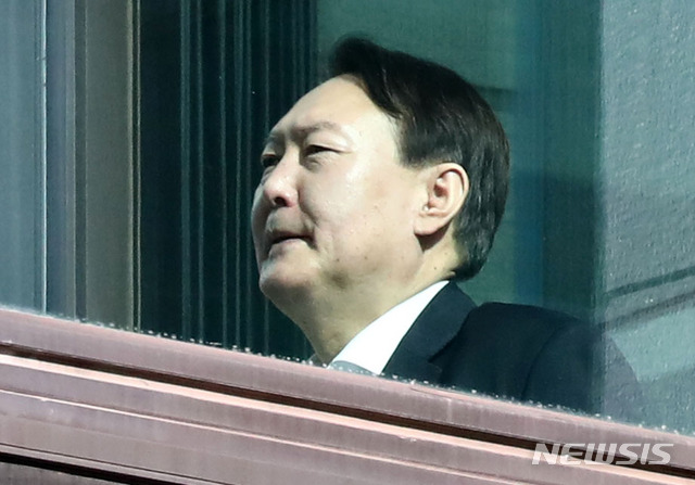 [서울=뉴시스]홍효식 기자 = 윤석열 검찰총장 등이 13일 오전 서울 서초구 대검찰청에서 점심식사를 위해 구내식당으로 향하고 있다. 2020.01.13.  yesphoto@newsis.com