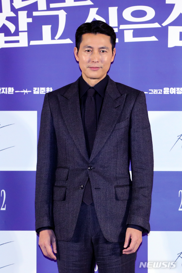 [서울=뉴시스]김근현 기자 = 배우 정우성이 13일 오전 서울 성동구 메가박스 성수점에서 열린 영화 '지푸라기라도 잡고 싶은 짐승들' 제작보고회에 참석해 포즈를 취하고 있다. 2020.01.13.khkim@newsis.com