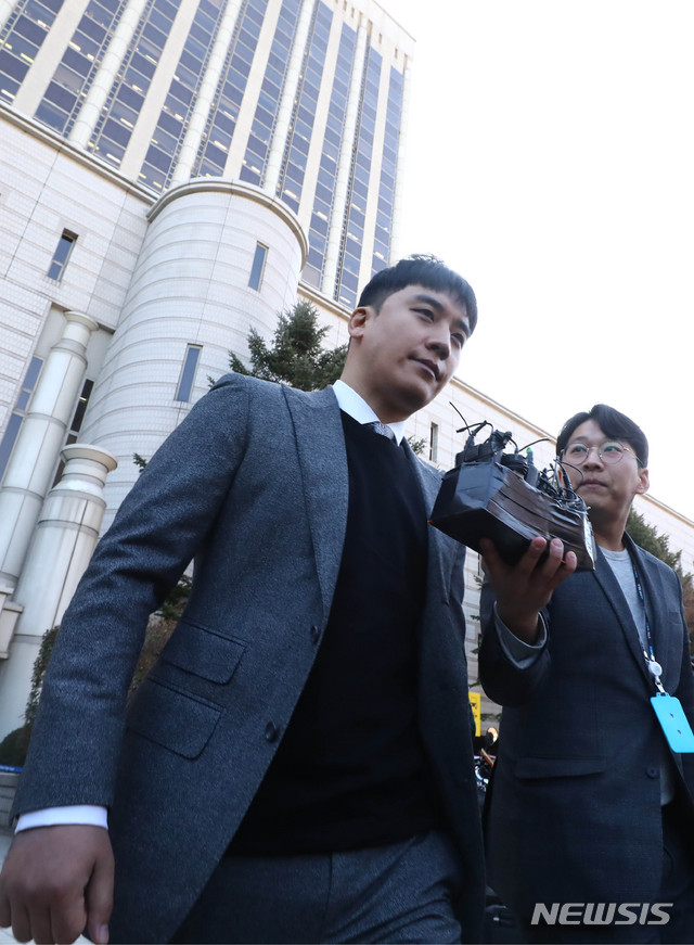 [서울=뉴시스] 박민석 기자 = 해외 투자자 성매매 알선 및 상습도박 등 의혹을 받고 있는 가수 승리(본명 이승현, 왼쪽)가 13일 오후 서울 서초구 서울중앙지방법원으로 성매매알선 등 행위의 처벌에 관한 법률 위반 및 상습도박, 외국환거래법 위반 등 혐의에 대한 구속 전 피의자심문(영장실질심사)을 마친 뒤 법원을 나서고 있다. 2020.01.13.mspark@newsis.com