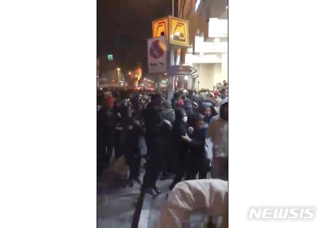 [테헤란(이란)=AP/뉴시스] 12일 밤(현지시간) 이란 테헤란 아자디(자유) 광장에서 반정부 시위 참가자들이 경찰의 진압에 저항하고 있다. 사진은 미국 뉴욕에 본부를 두고 있는 인권센터가 제공한 동영상을 캡처한 것이다. 이날 이란 경찰이 시위대 해산을 위해 실탄과 최루가스를 발사한 것으로 드러났지만 이란 국영 언론들은 이에 대해 보도하지 않고 있다. 2020.1.13 