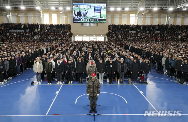 [서울=뉴시스]경자년 첫 공군병 809기 입영 장병들이 13일 경남 진주 공군 기본군사훈련단 최용덕관에서 열린 '기본 군사훈련 입영식'에서 훈련대대로 인도인접되고 있다. (사진=공군 제공) 2020.01.13.  photo@newsis.com